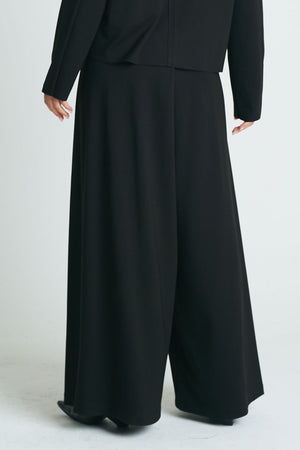 Planet Scuba Single Pleat Pants in Black.  Pull on pant with 1 1/4" waistband elastic in back.  Single inverted pleat on front left leg.  Wide leg.  Inseam: 30"_61187572564334