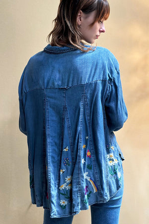 Billy T Mixed Embroidered Shirt in blue denim. Classic denim shirt with pointed collar and button front. 2 breast patch pockets. Long sleeves with button cuffs. Back yoke with gored panels below. Mixed garden inspired embroidery on lower back. Relaxed fit._34406975439048