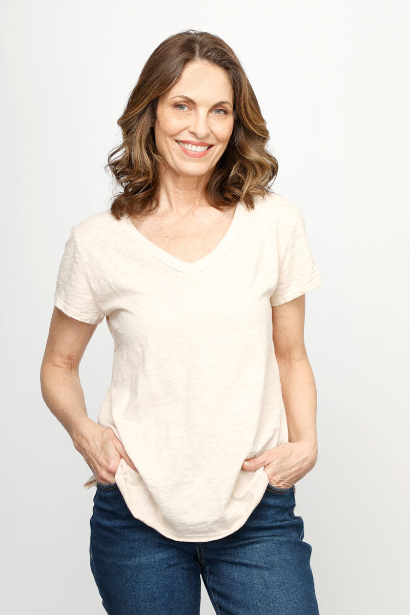 (取寄) モッドオードック レディース ショート スリーブ V-ネック ボクシー ティー Mod-o-doc women Short Sleeve V-Neck Boxy Tee Black Mododoc Short Sleeve V Neck with Curved Hem – Evelyn & Arthur