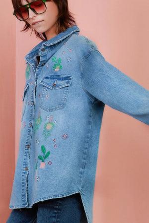 Billy T Hanging Plant Shirt in Denim blue. Midweight hybrid shirt/jacket. Pointed collar button down shirt with long sleeve and button cuffs. 2 front button flap patch pockets. Back yoke. High low hem. Relaxed fit._35042070528200